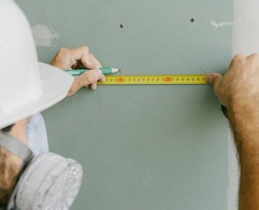 Zrób efektowną wnękę w ścianie z karton-gipsu: prosty projekt weekendowy, który odmieni wnętrze