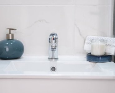 Łazienka jak nowa w weekend: sprytne sposoby bez kucia i bałaganu
