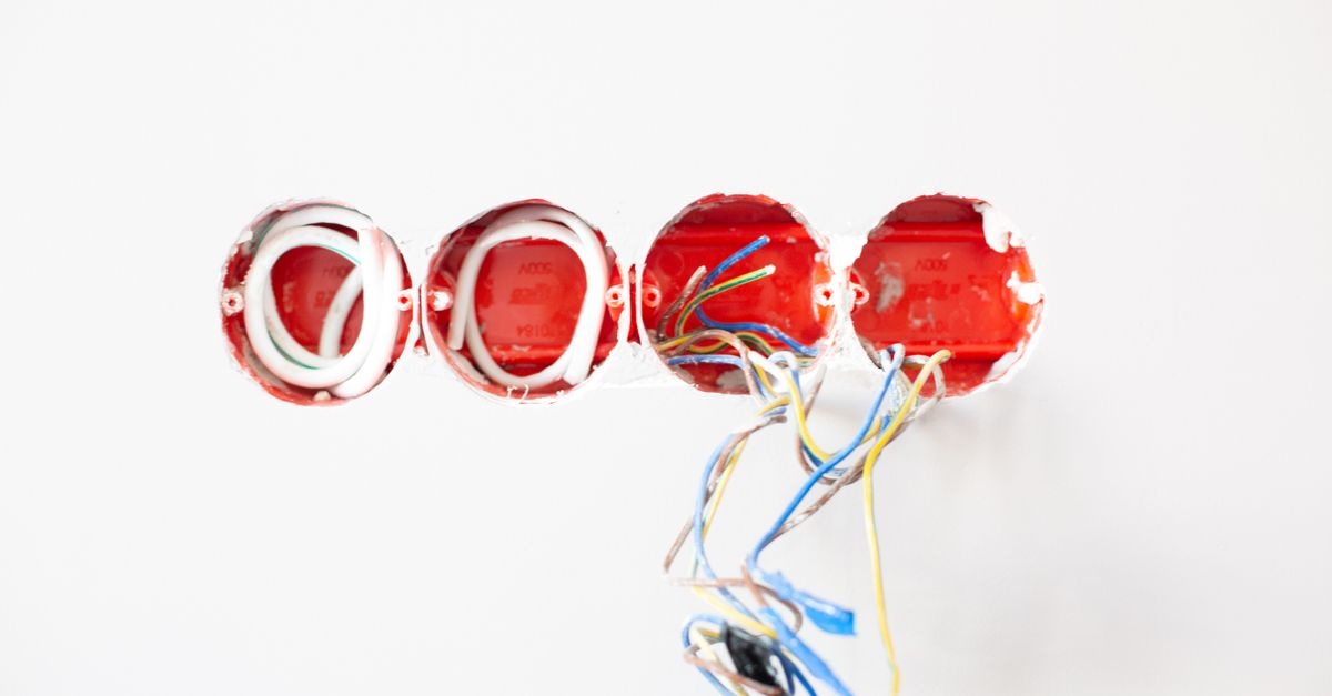 Nowy dom pod prądem: Etapy instalacji elektrycznej krok po kroku – przewodnik dla inwestora